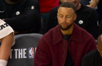 kaiyun sports-不想理你！华子飚中三分找库里互动 库里闭上眼睛摇摇头😂